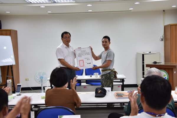 陳信言場長頒發結業證書