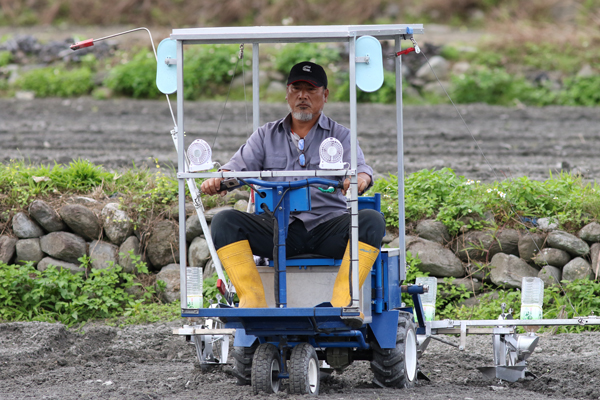 太陽能乘坐式播種機播種作業期間,無有害氣體和二氧化碳排放 太陽能乘坐式播種機播種作業期間,無有害氣體和二氧化碳排放
