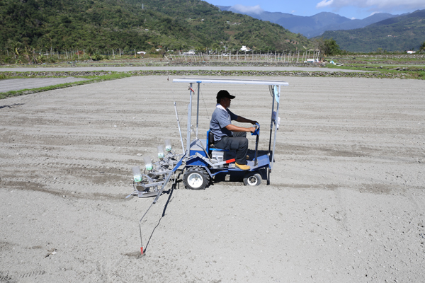 太陽能乘坐式播種機可單人進行播種,操作輕鬆簡單,年長者或女性農友亦可勝任 太陽能乘坐式播種機可單人進行播種,操作輕鬆簡單,年長者或女性農友亦可勝任