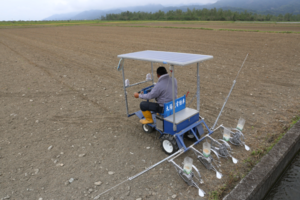 太陽能乘坐式播種機作業效率為每小時0.5公頃,是傳統人工條播15倍 太陽能乘坐式播種機作業效率為每小時0.5公頃,是傳統人工條播15倍