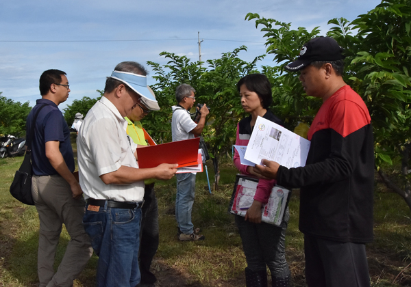 2018「番荔枝優質果園評鑑競賽」得獎者合影第一階段番荔枝果園評鑑情形 第一階段番荔枝果園評鑑情形