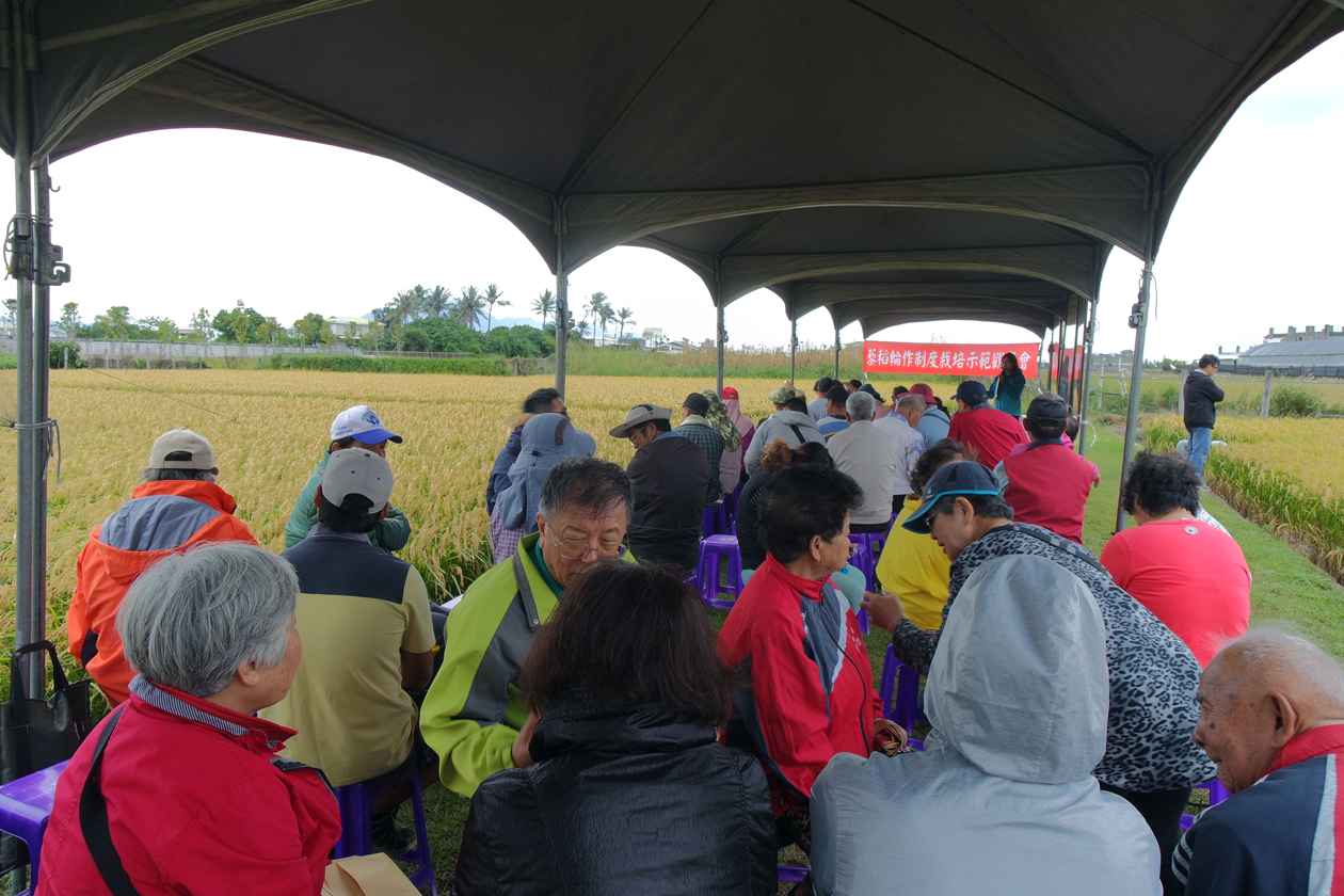 侯助理研究員雅玲說明水稻栽培管理技術，現場農友參與踴躍