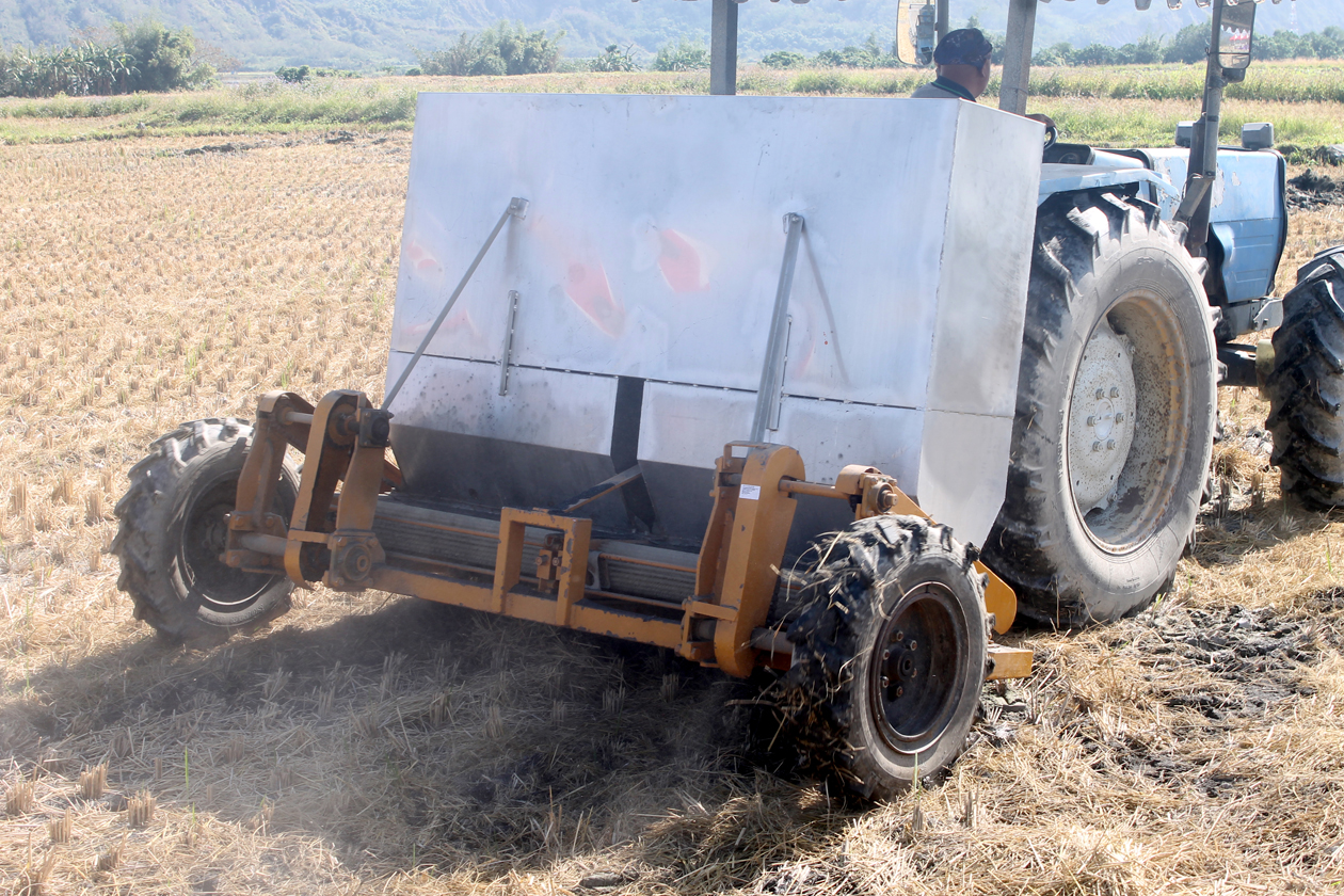 曳引機附掛撒佈機施用稻殼生物炭省工又降低揚塵