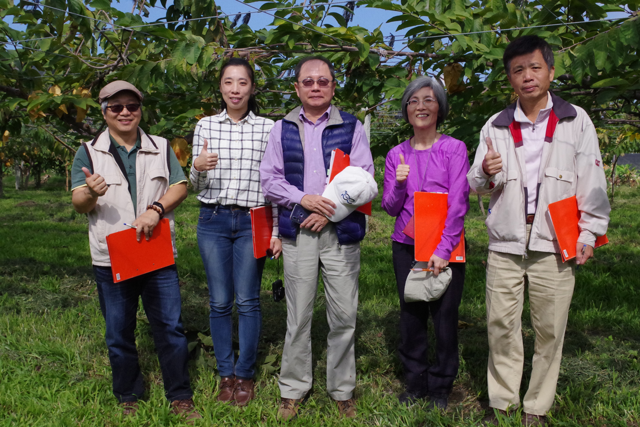 鳳梨釋迦果園評鑑委員合影