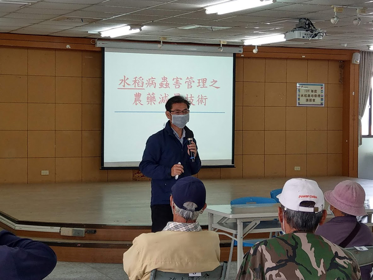 林駿奇助理研究員講解水稻病蟲害管理