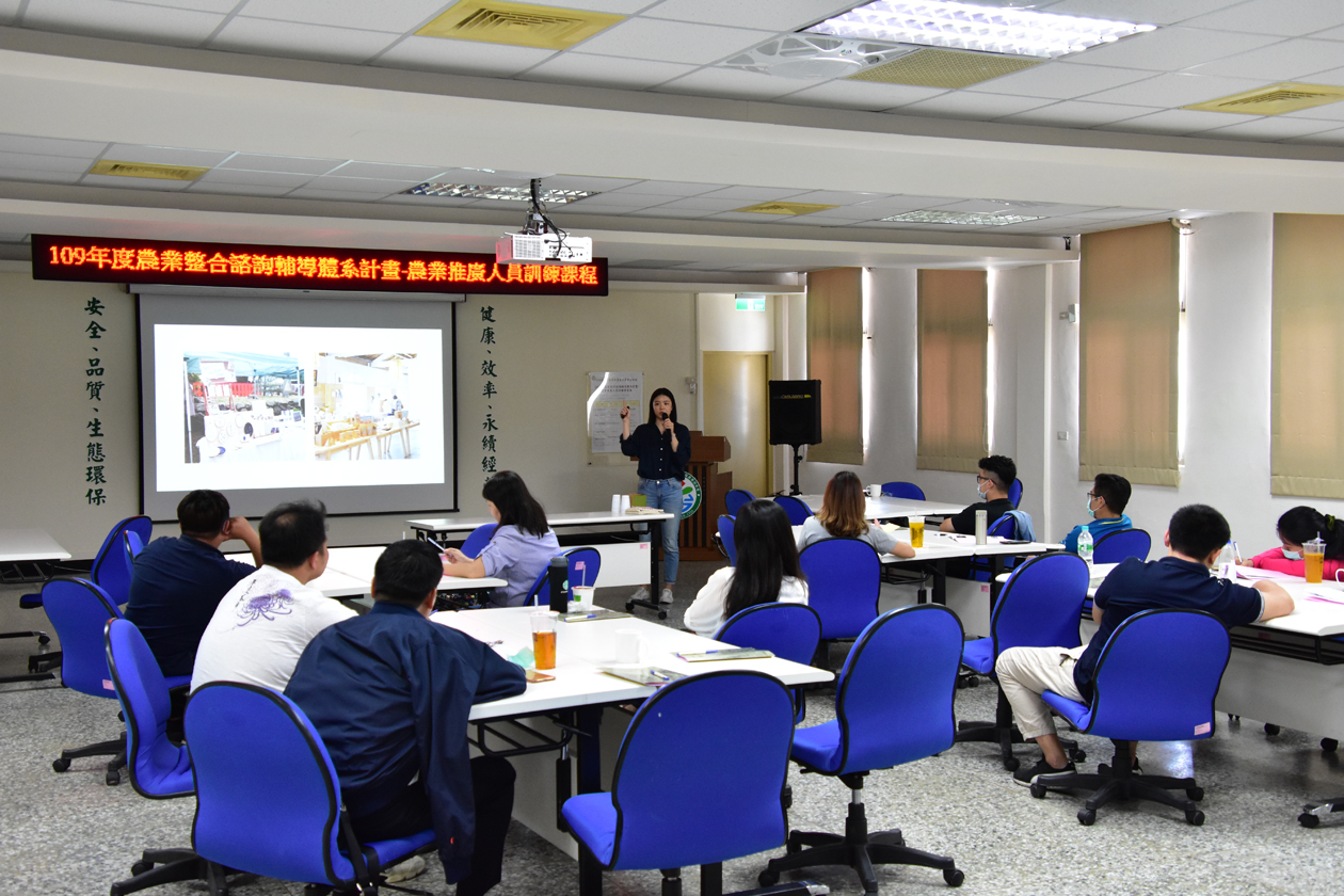 設計師古秉禾老師強調善用多元色系及輔導工具強化展品特色 設計師古秉禾老師強調善用多元色系及輔導工具強化展品特色