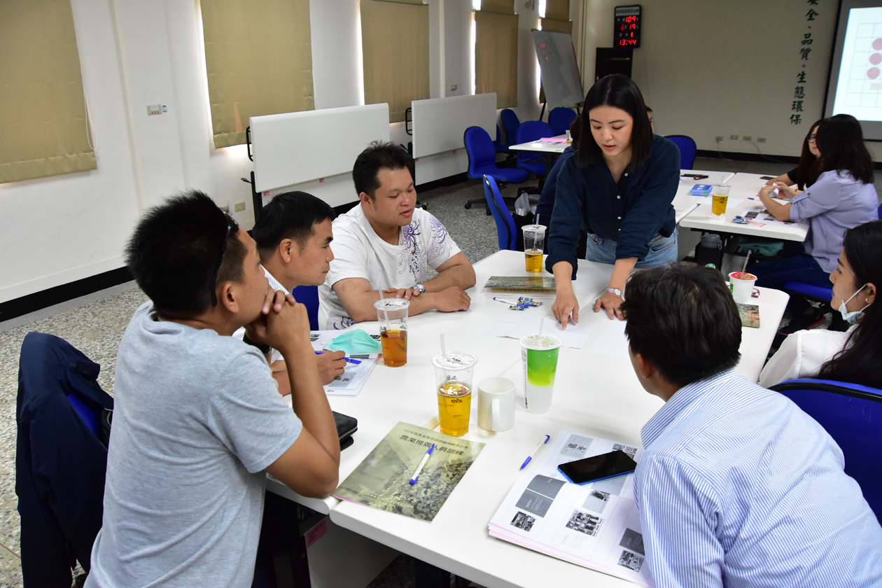 學員們分組上課情形 學員們分組上課情形