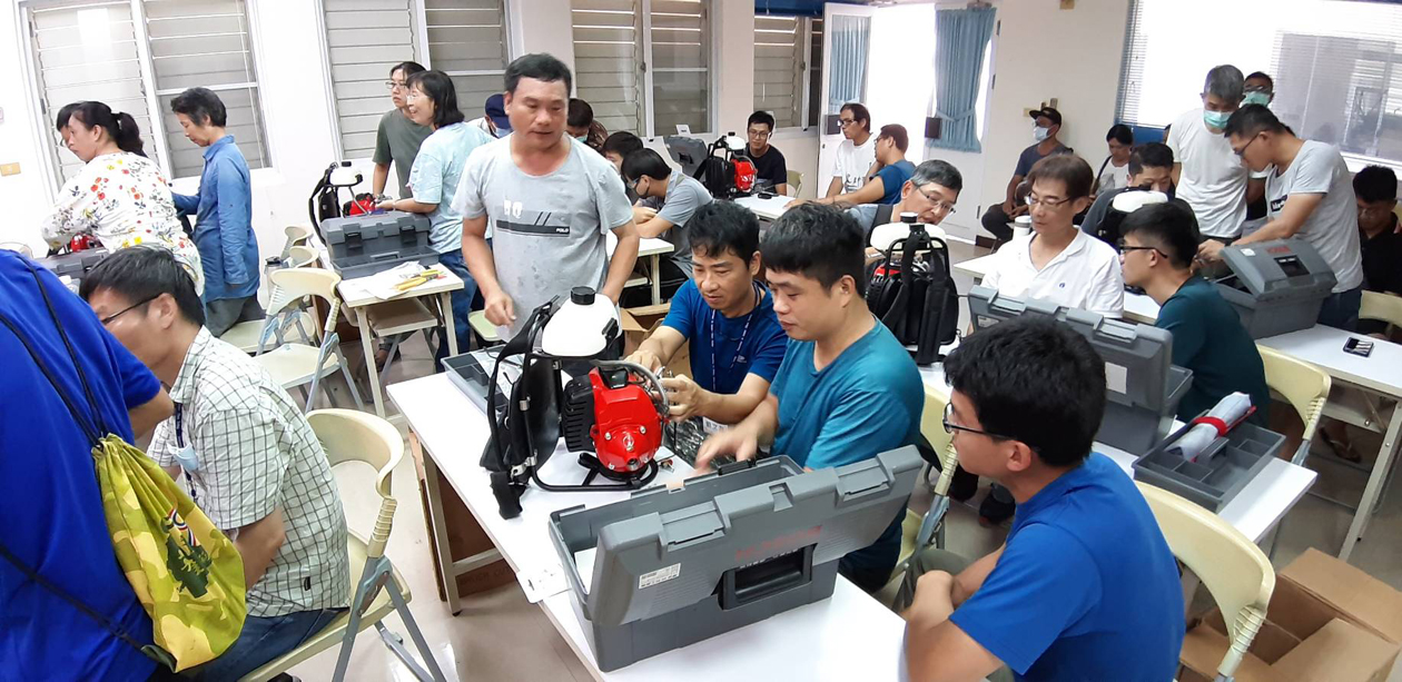 學員實際操作及維護農業機械