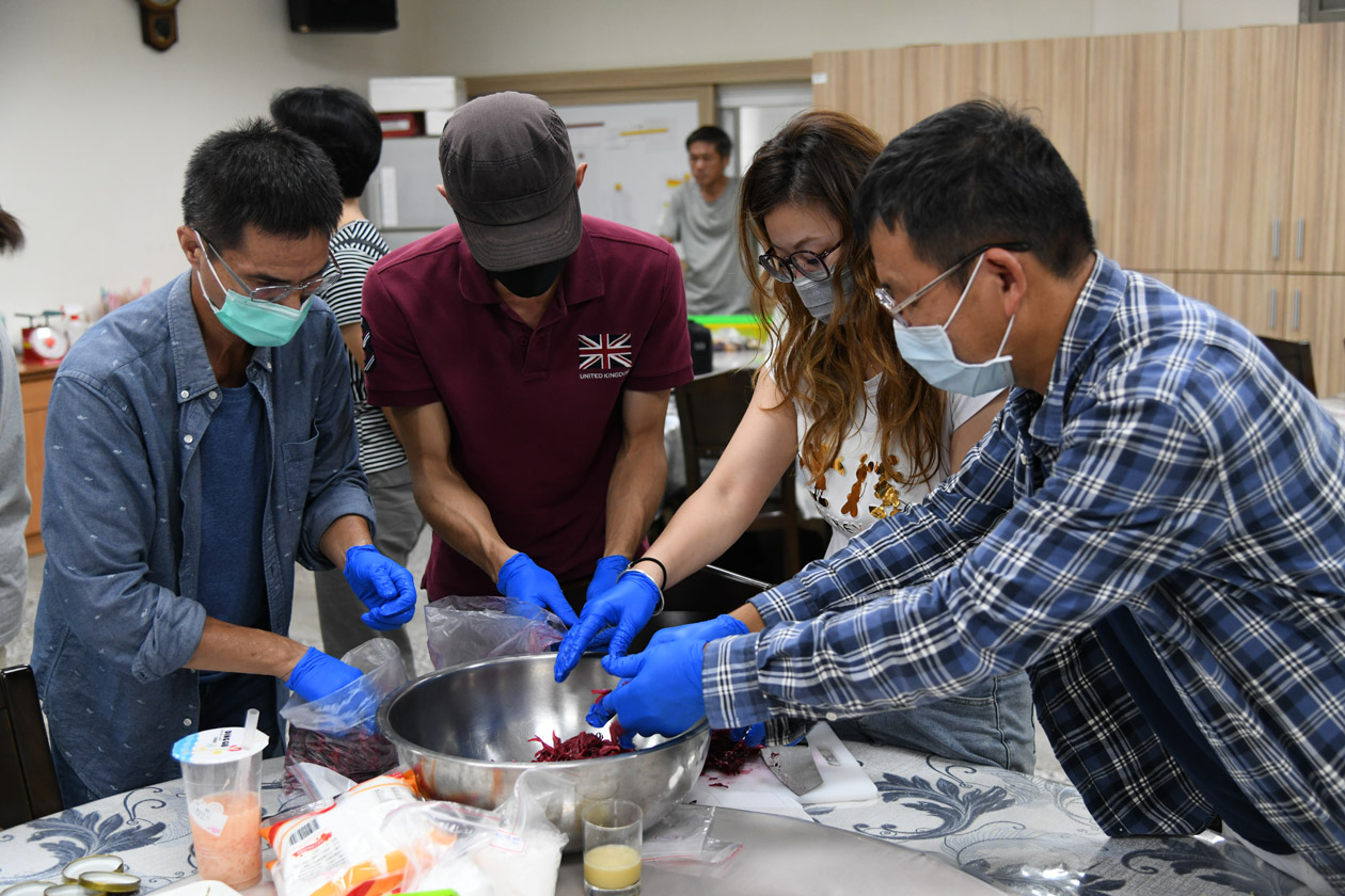 學員進行農產加工實作課程，動手製作洛神葵果醬