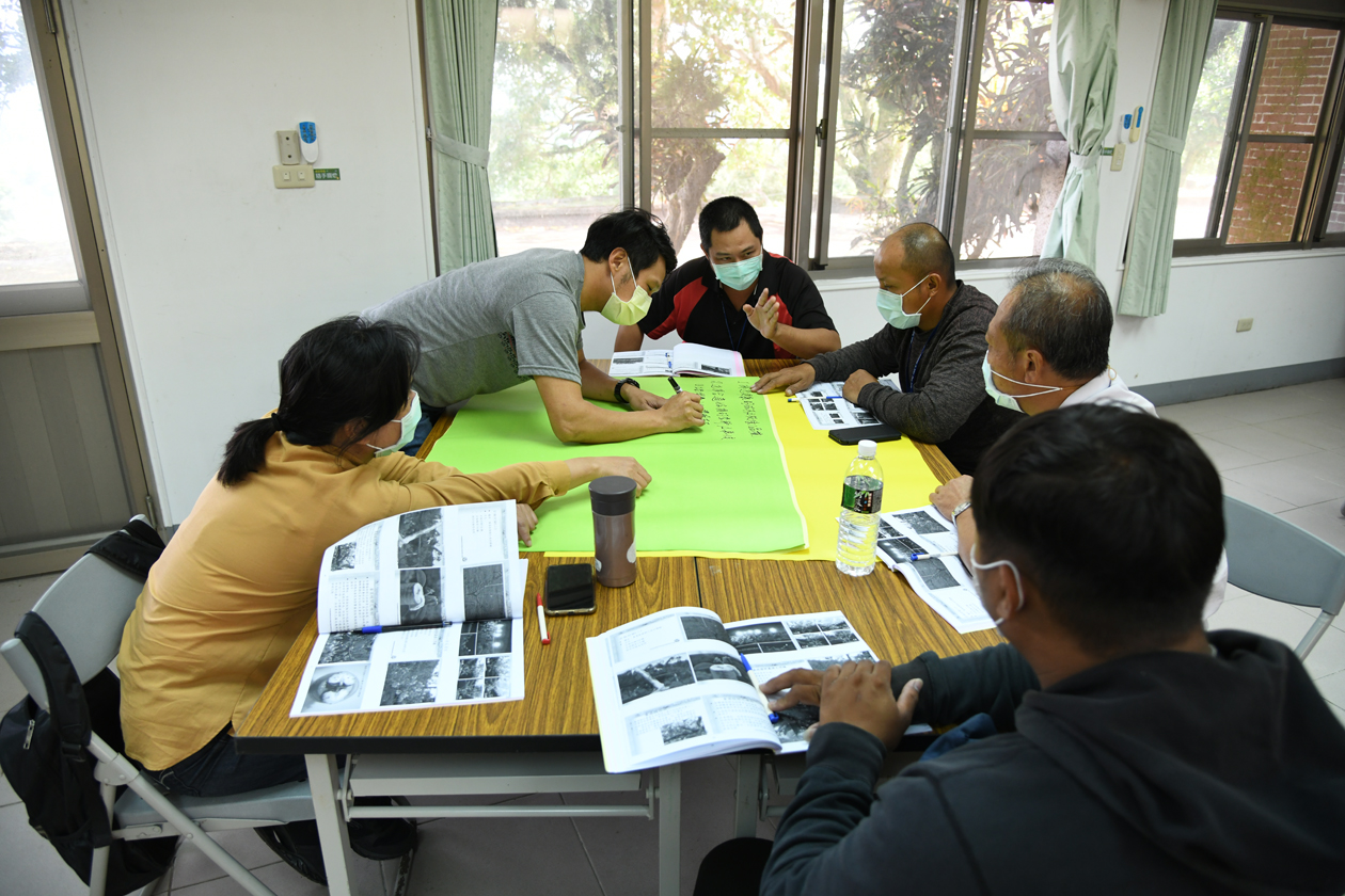 學員分組討論時熱烈討論情形