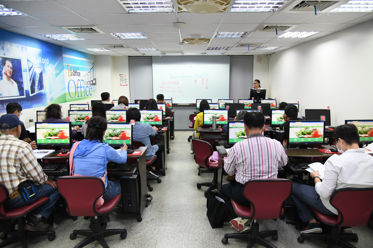 加元科技有限公司楊專案經理淑媚指導學員實際操作產銷履歷資訊系統