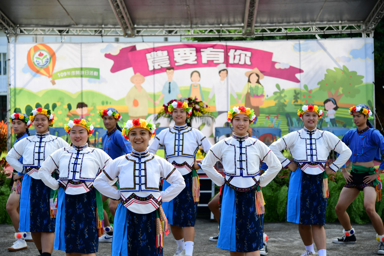 臺東高商原住民舞蹈團帶來熱情洋溢的開場舞