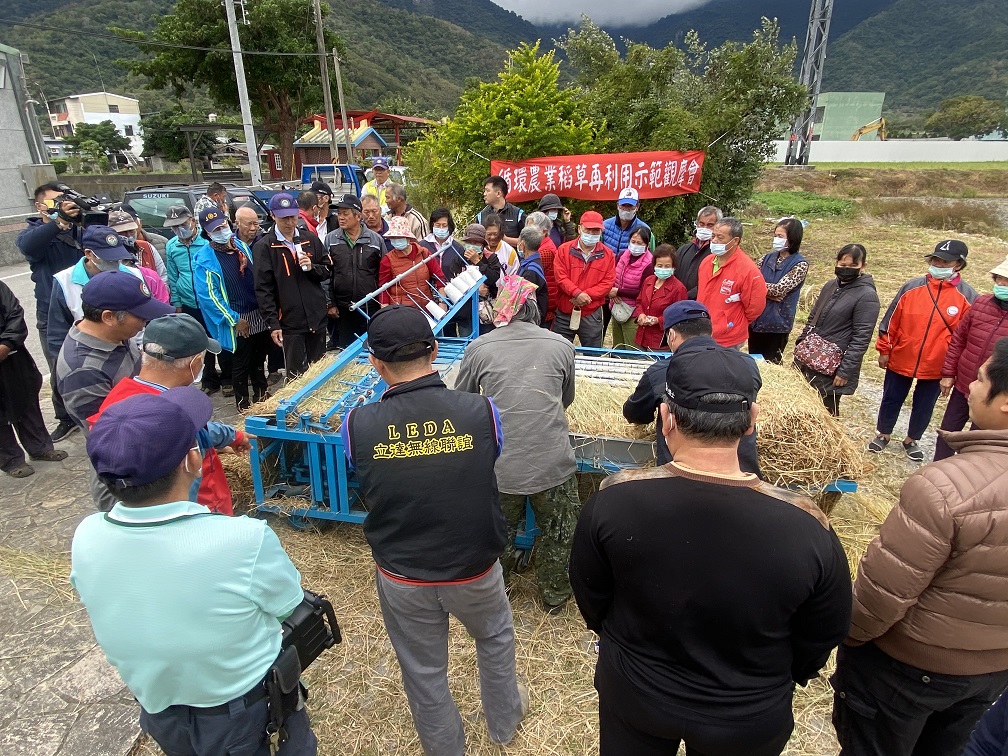 觀摩會示範循環農業稻草編織機稻草再利用技術