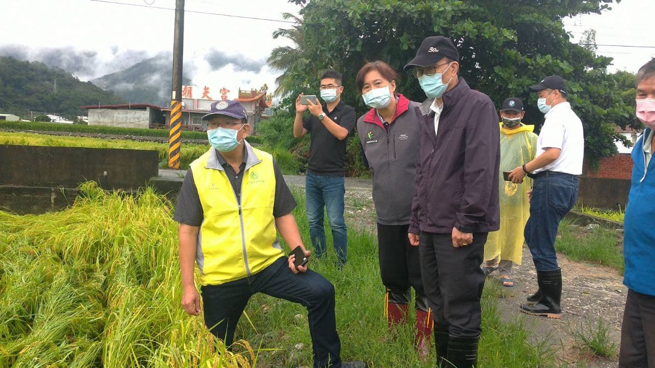 農委會陳添壽副主委巡視作物受損情形,向農友表達關心與慰問之意。 臺東場陳振義課長開訓致詞