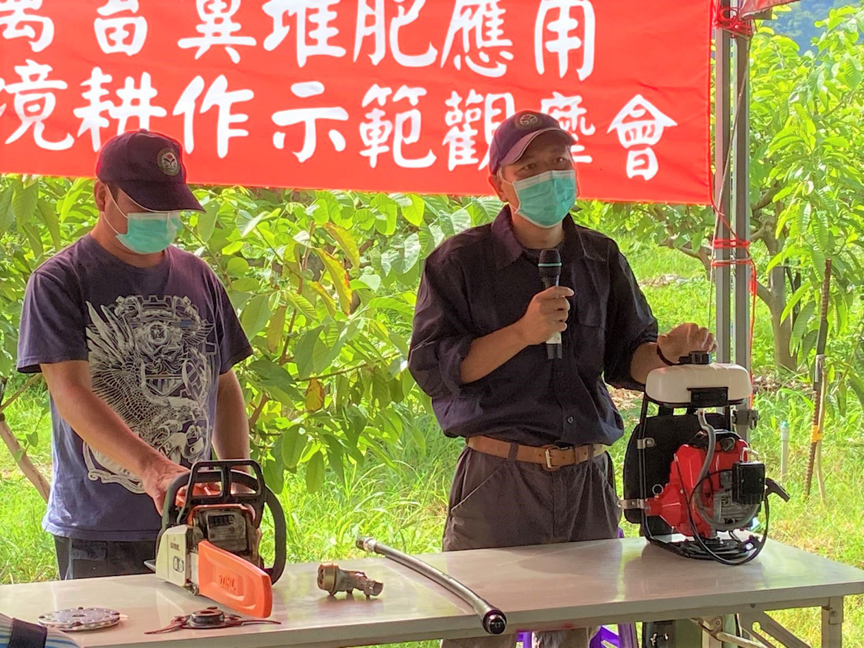 黃政龍副研究員(右)說明小型農機具安全操作及簡易保養