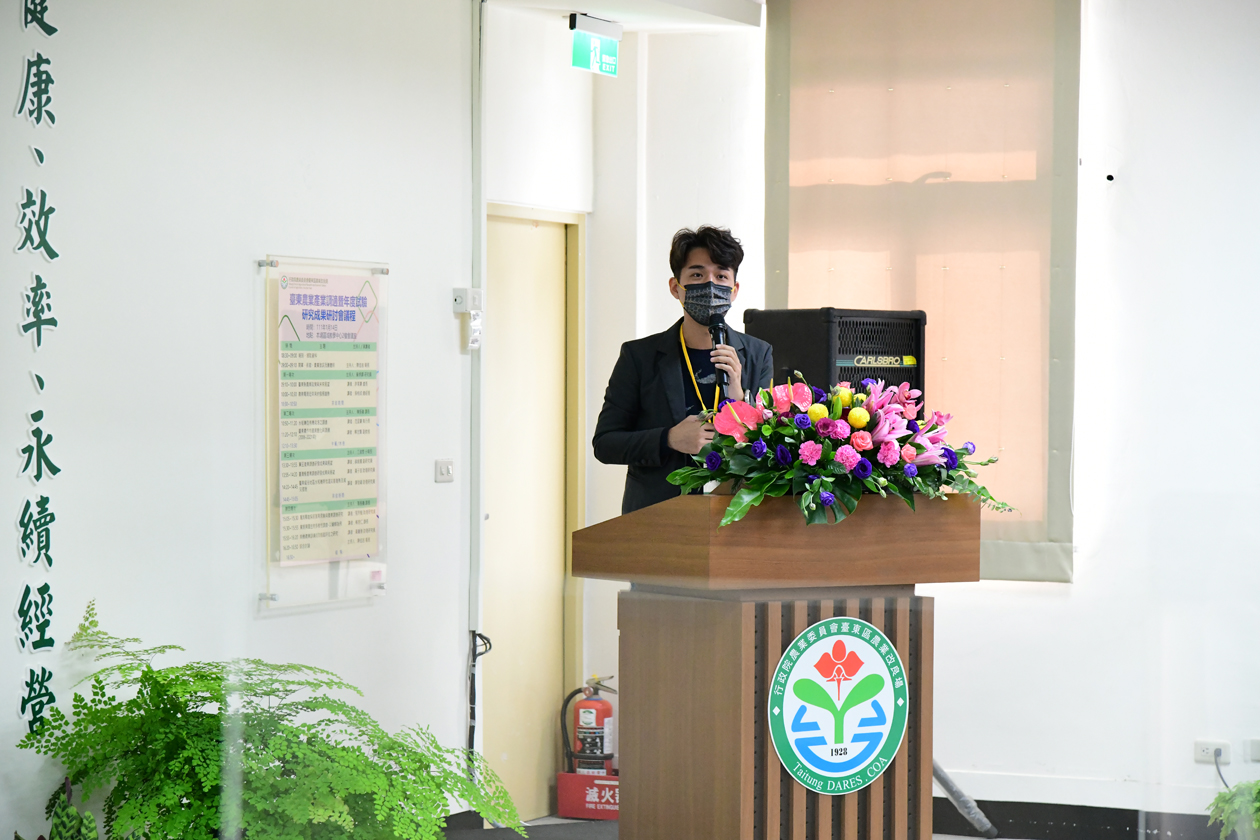 圖4.臺東縣農產股份有限公司吳柏成總經理分享農業電商近年來的發展趨勢 圖4.臺東縣農產股份有限公司吳柏成總經理分享農業電商近年來的發展趨勢