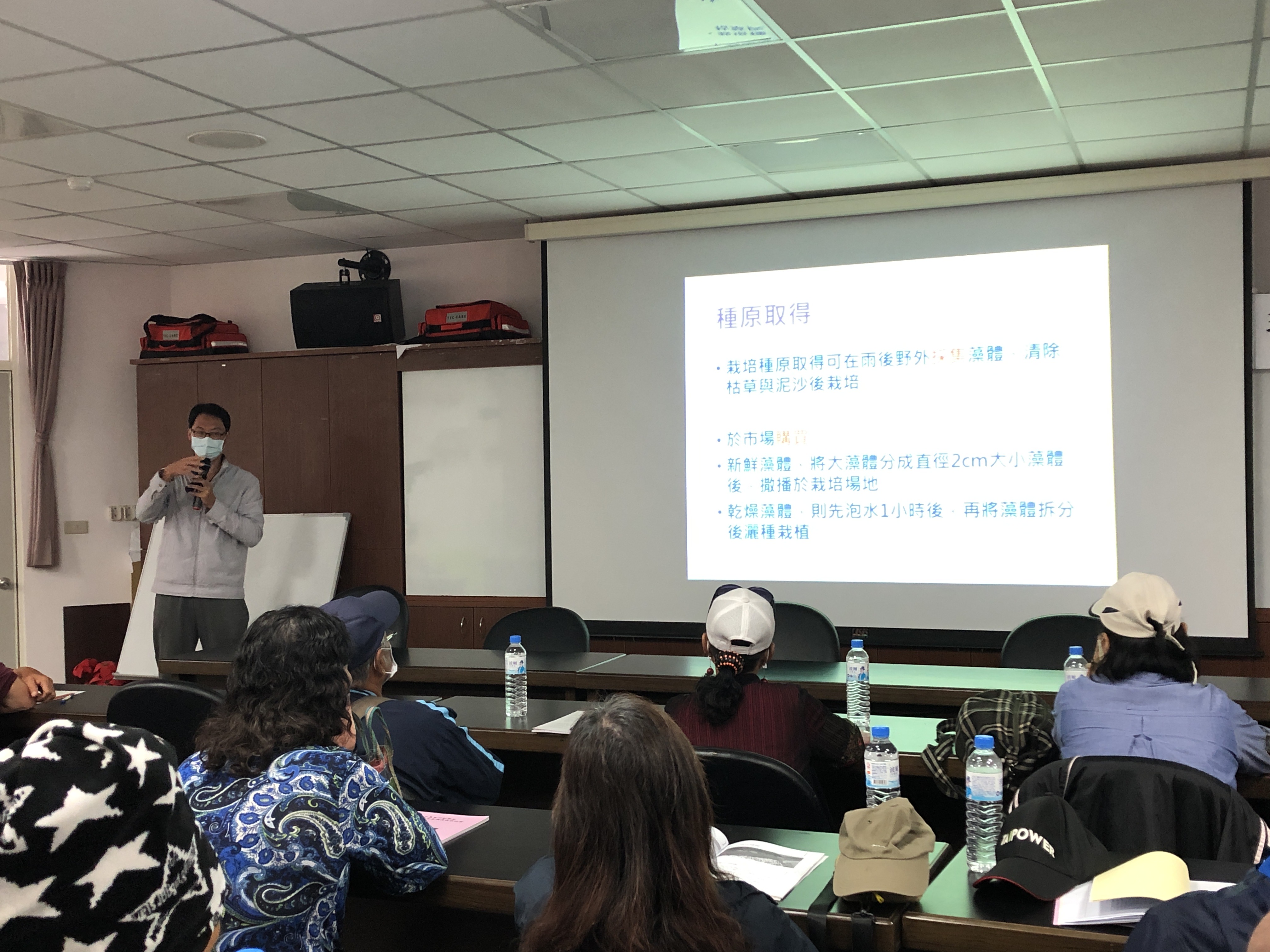 花蓮區農業改良場吳岱融助理研究員教導葛仙米藻採集及栽培技術 花蓮區農業改良場吳岱融助理研究員教導葛仙米藻採集及栽培技術