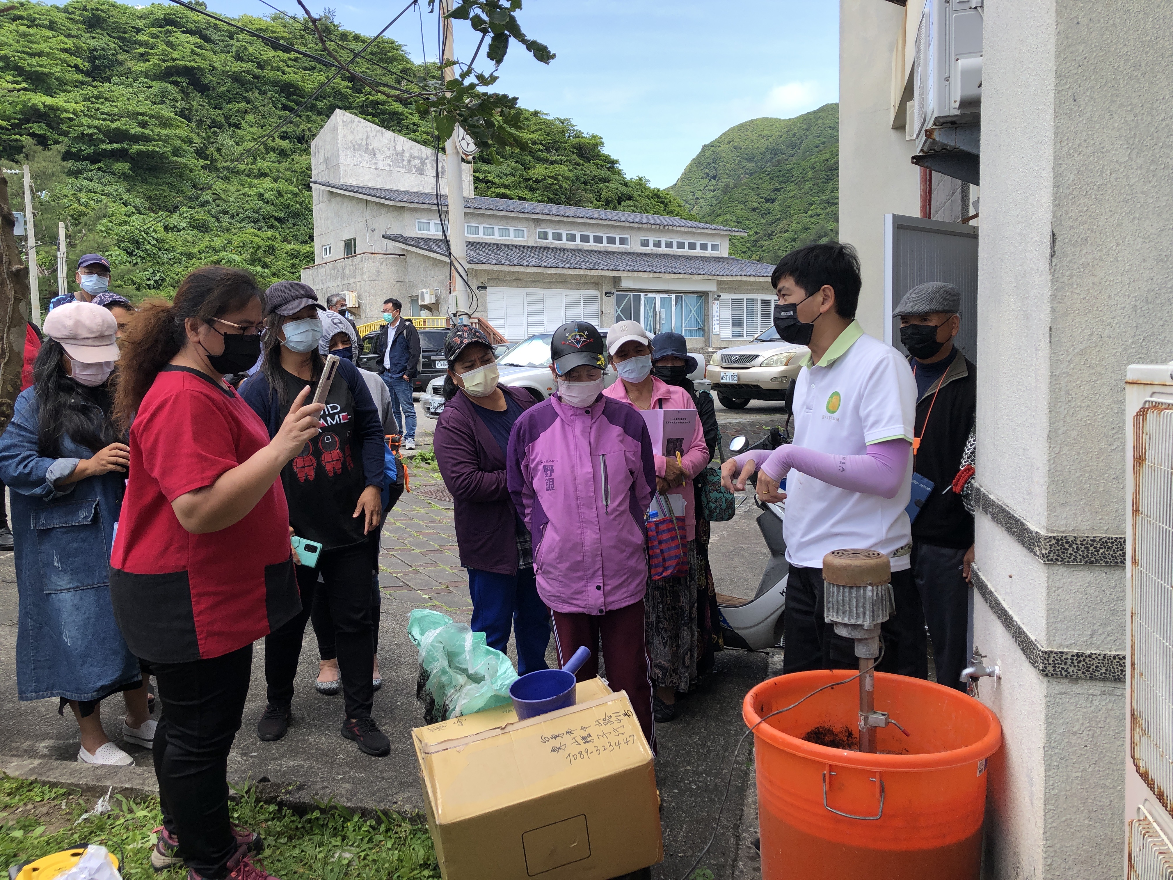 張繼中副研究員於現場進行液肥及堆肥製作示範 張繼中副研究員於現場進行液肥及堆肥製作示範