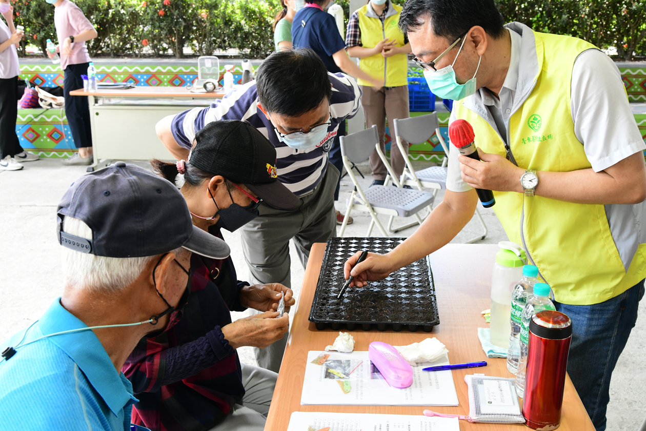 薛銘童副研究員講授原民蔬菜作物保種與繁殖技術