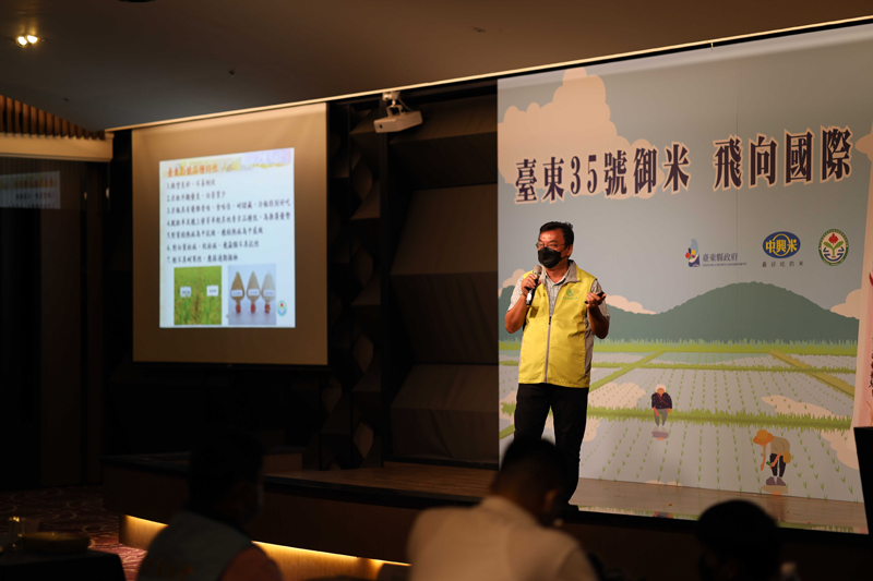 圖2、臺東場丁文彥課長說明水稻臺東35號特性