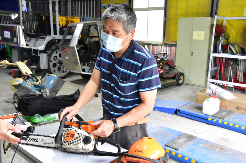 臺東場黃政龍副研究員實地示範農機具之維修及簡易保養技巧
