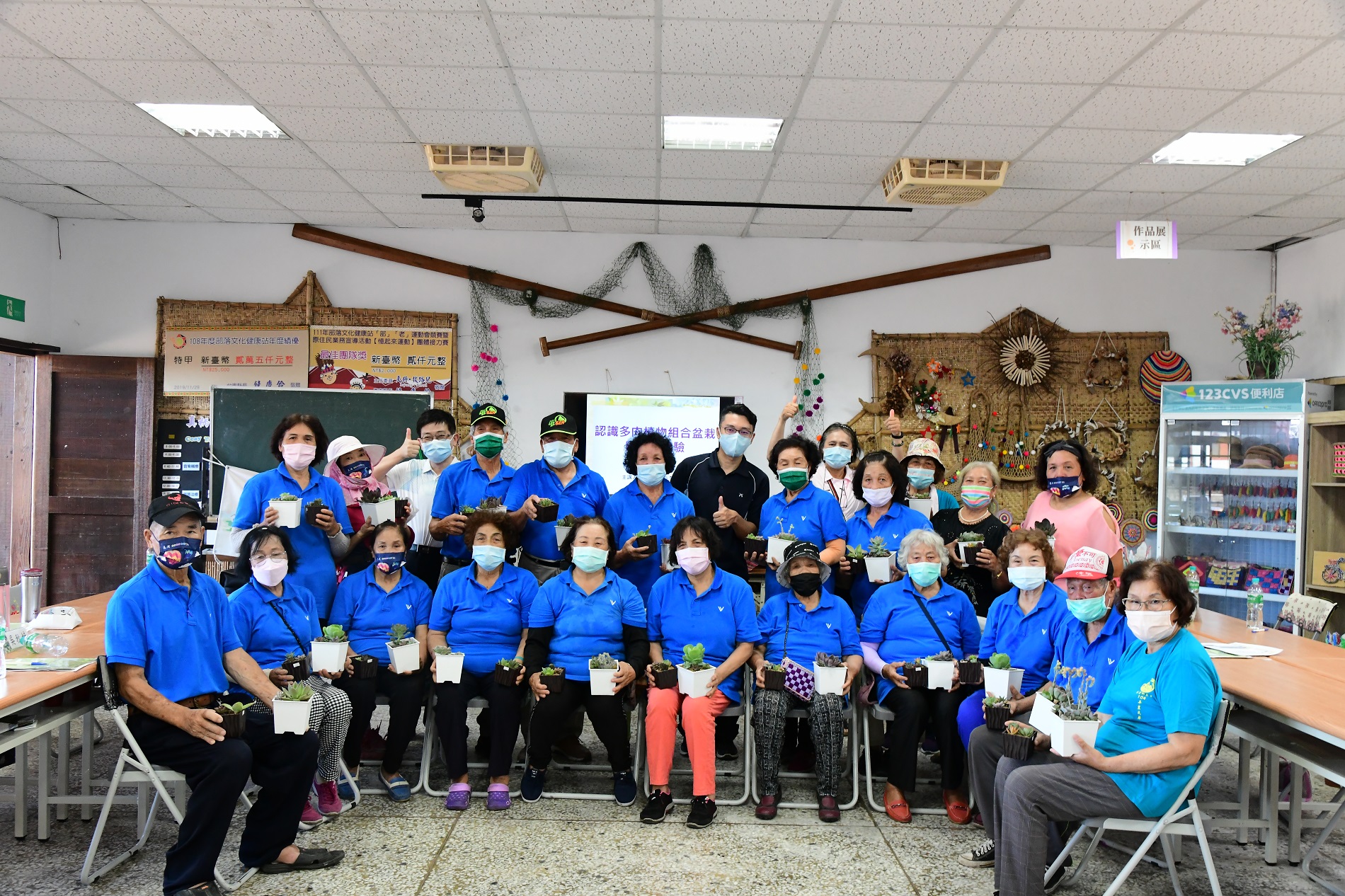 學員開心與自己製作的多肉組合盆栽合影 學員開心與自己製作的多肉組合盆栽合影