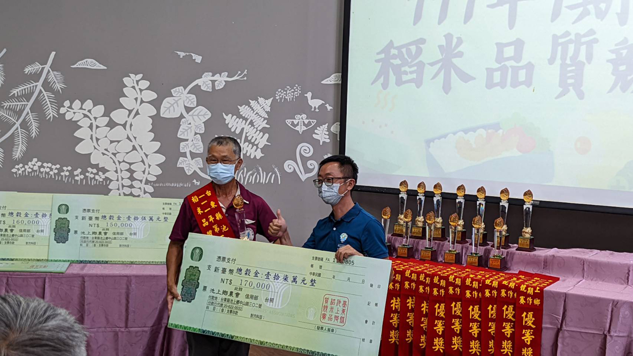 圖2. 恭喜張玉妹農友(先生代領)榮獲111年「池上鄉稻米達人冠軍賽-臺灣有機米組」冠軍