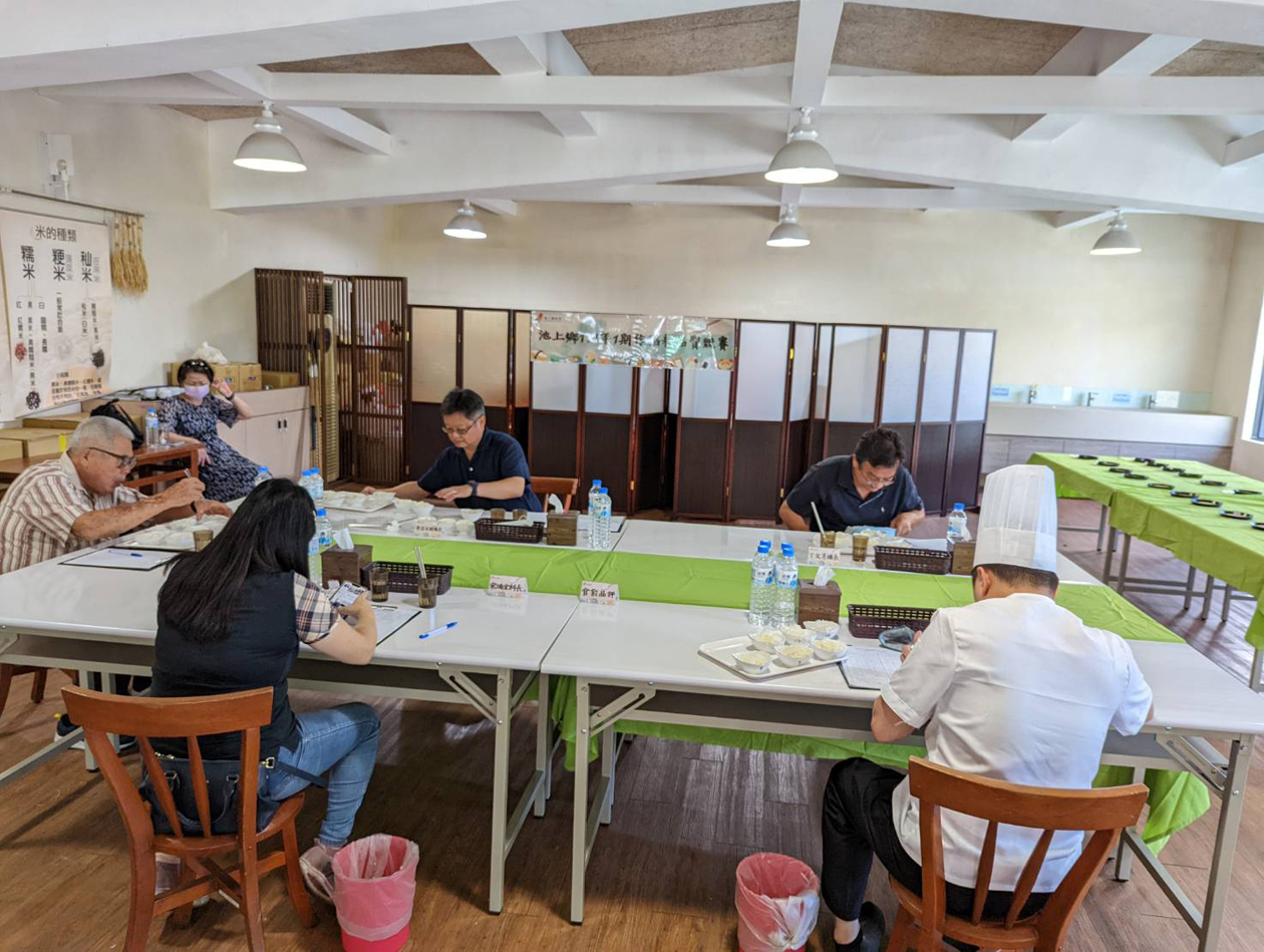 圖4. 評審委員進行官能品評