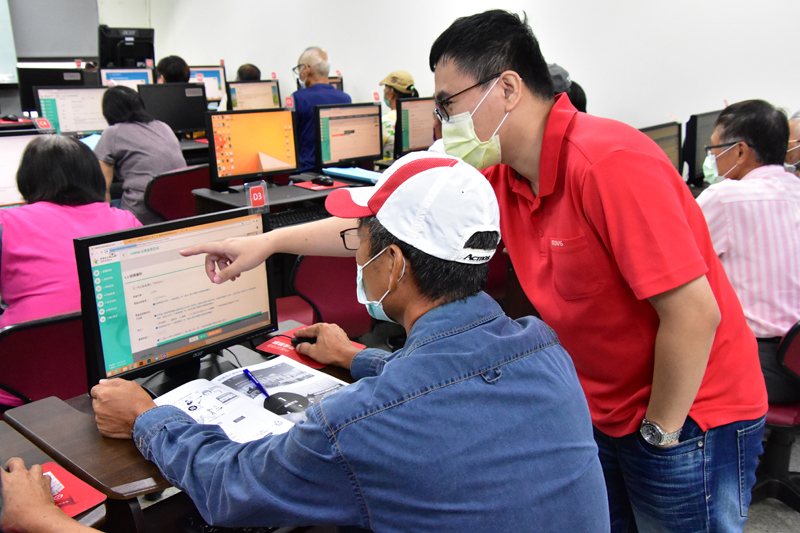 農友進行產銷履歷系統實務演練