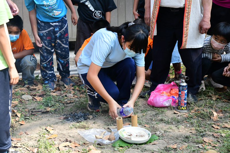 學童實際參與除草祭儀式體驗 學童實際參與除草祭儀式體驗