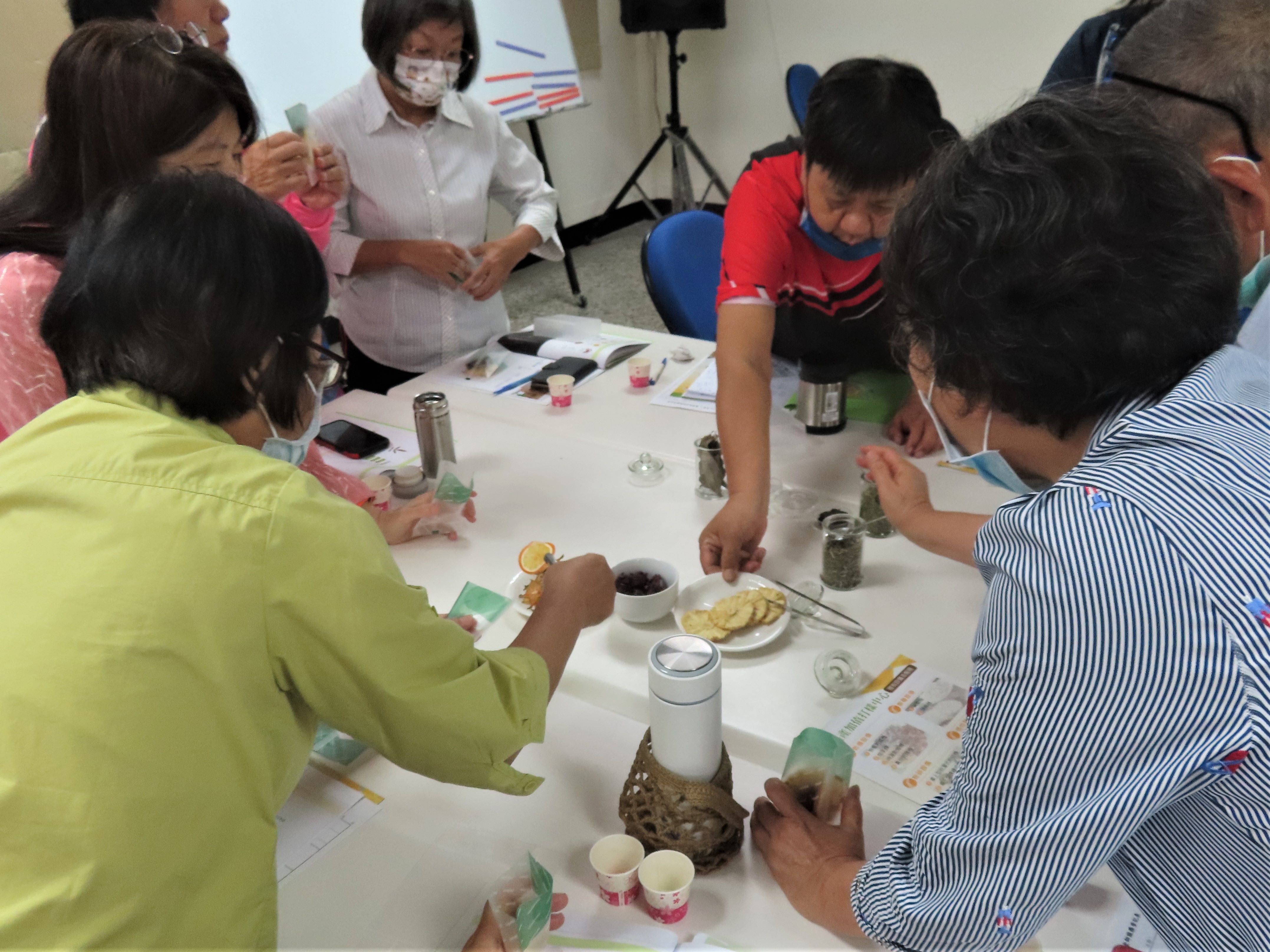 圖4.學員實際製作各式果乾水與花草水茶包 圖4.學員實際製作各式果乾水與花草水茶包