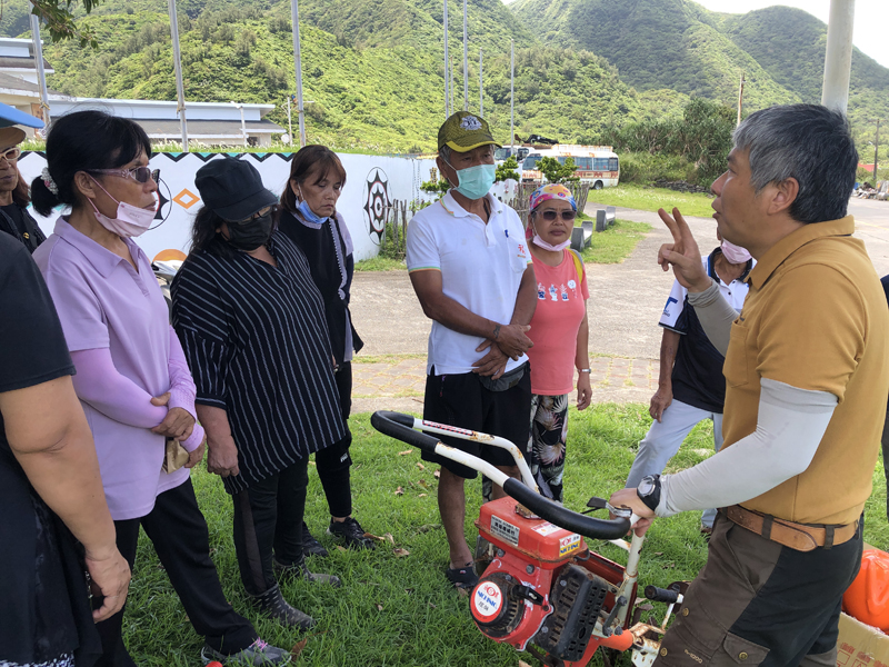 黃政龍副研究員現場示範農機安全操作及保養方式