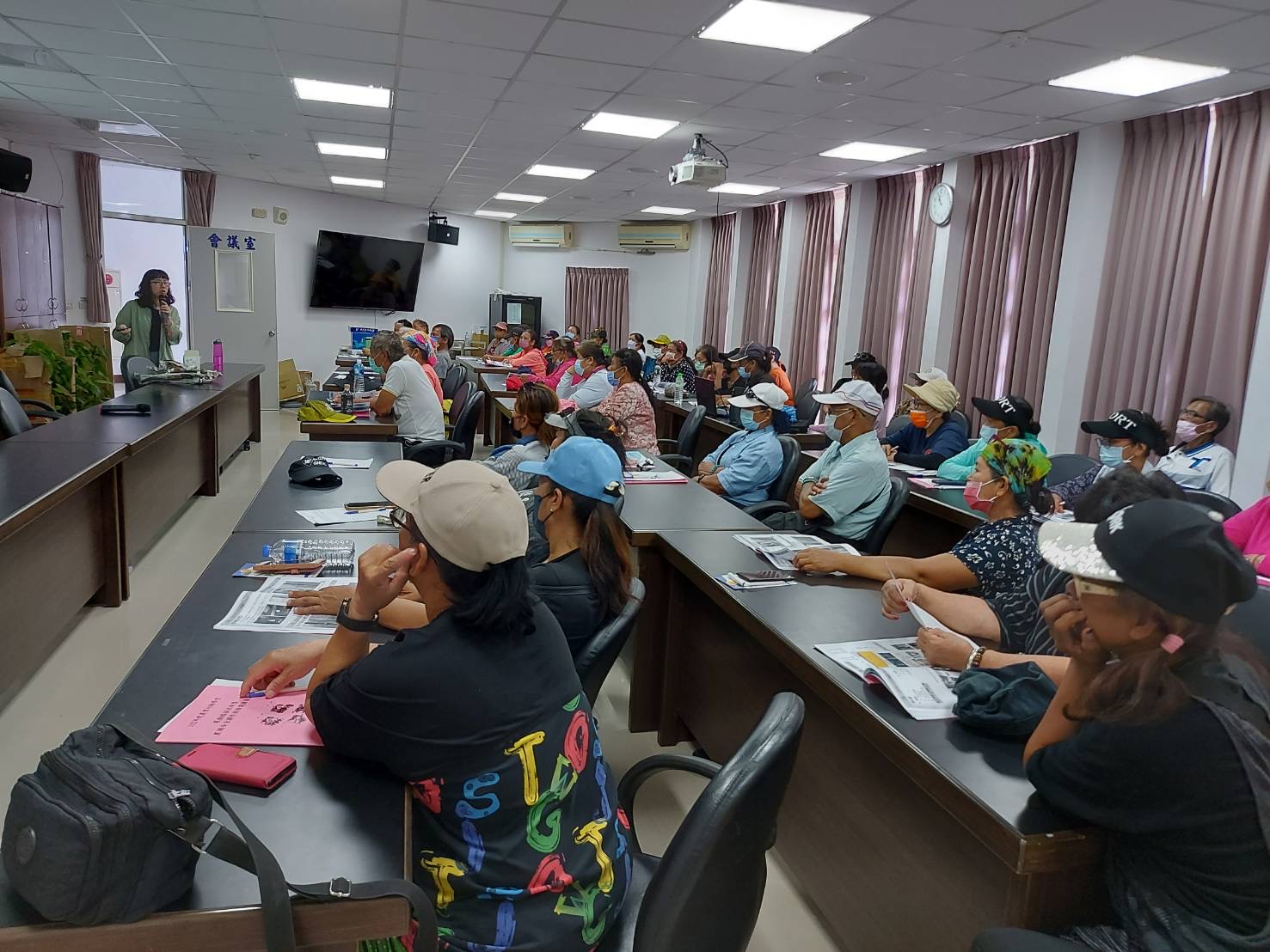 部落農友認真聽講