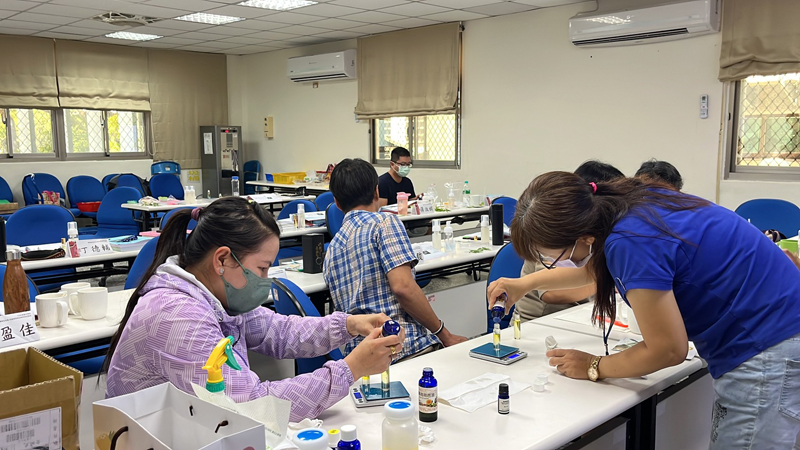 學員調製保健香草精油按摩油實作