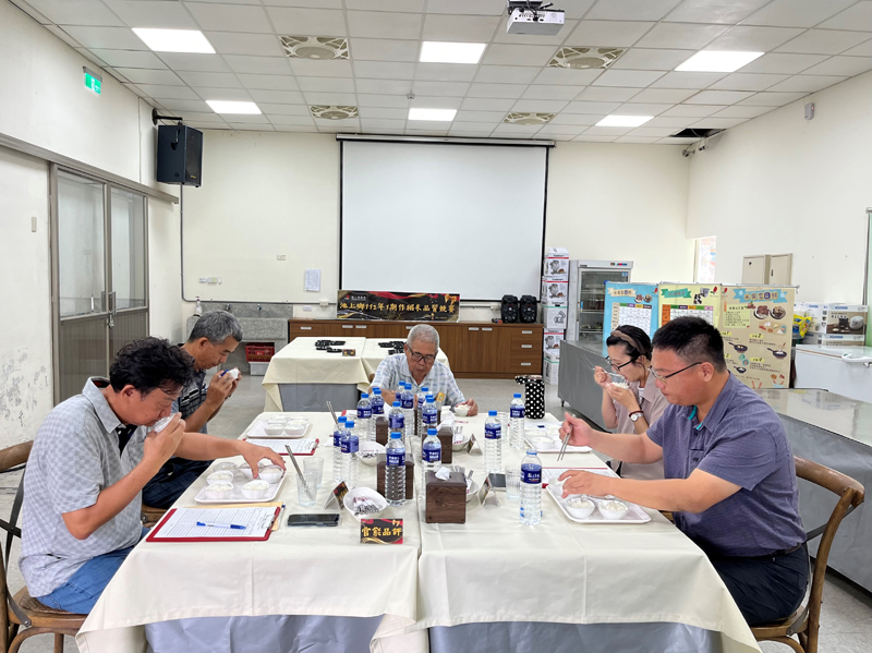 圖4.評審委員悉心進行參賽稻米的官能品評
