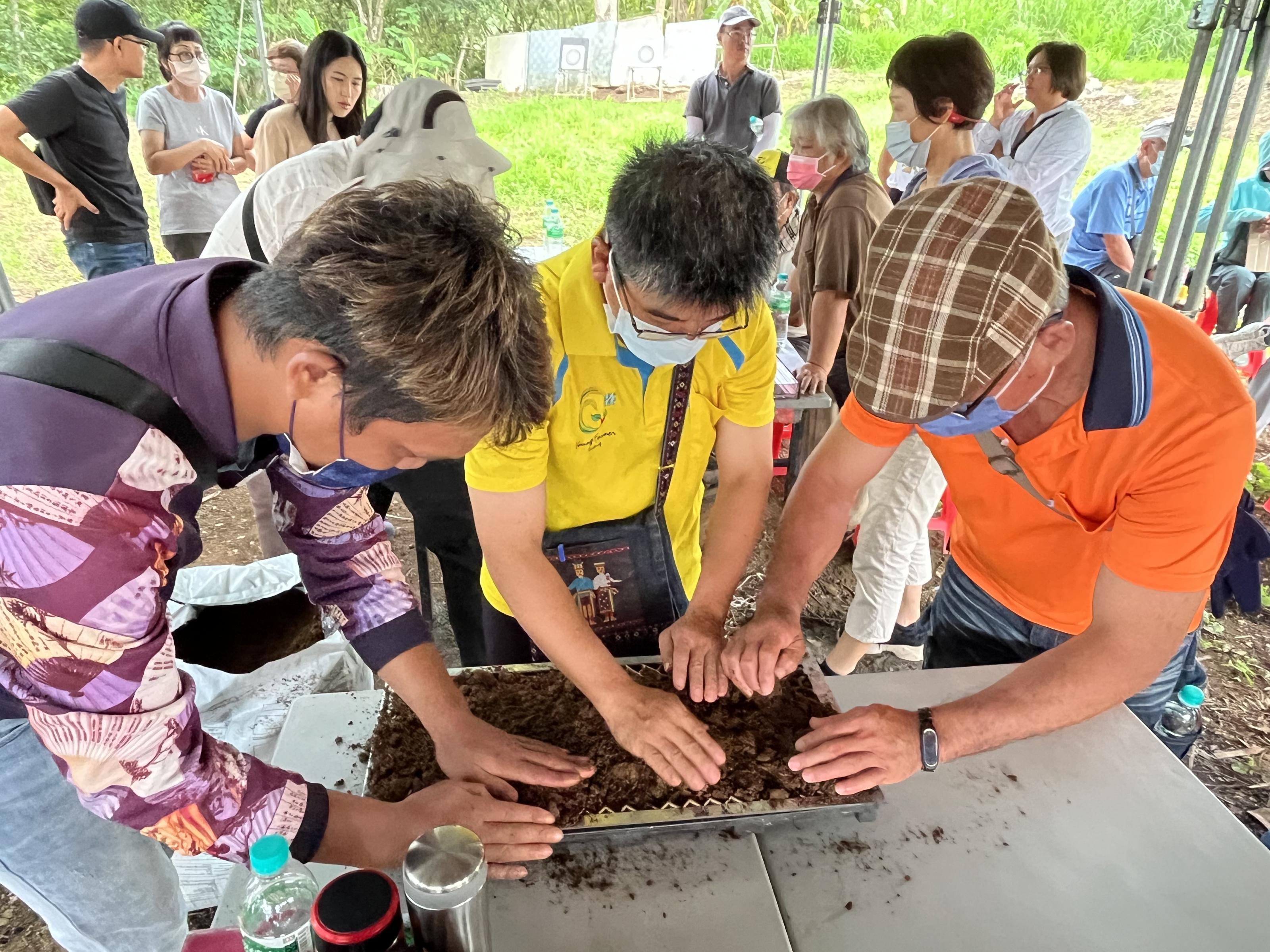 農友實務操作小米育苗過程