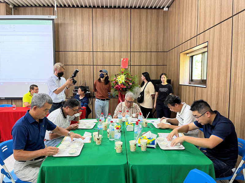 評審委員進行參賽稻米官能品評