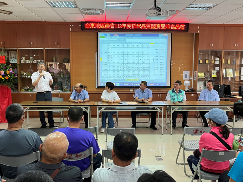 臺東農改場盧柏松副場長嘉勉農友在全國賽為臺東地區的稻米爭取好成績 臺東農改場盧柏松副場長嘉勉農友在全國賽為臺東地區的稻米爭取好成績
