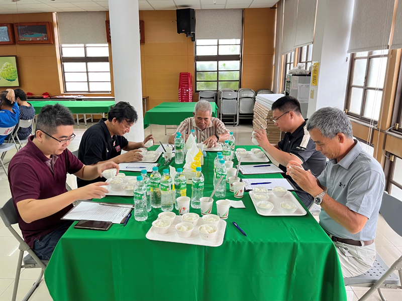 評審委員細心品評參賽稻米品質 評審委員細心品評參賽稻米品質