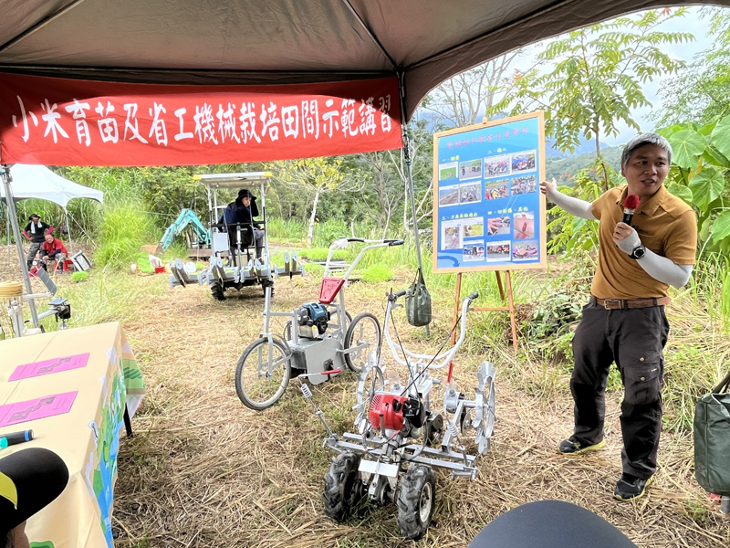 黃政龍副研究員介紹小米相關栽培農機設備及宣導農機安全操作事項