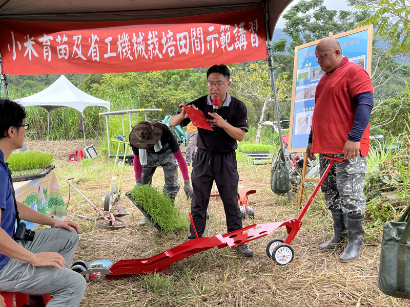 張芳魁助理研究員介紹小米育苗技術及機械移植要領