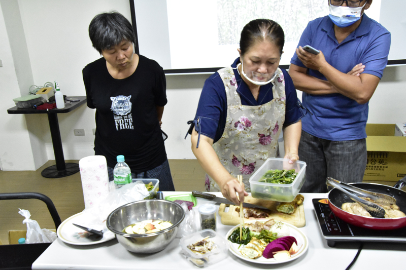 郭秋孜老師介紹部落創意風味餐料理技巧，並帶領原味餐盒之示範與交流討論