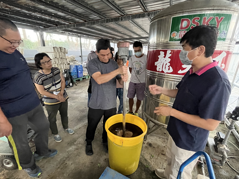 學員學習製作有機液肥