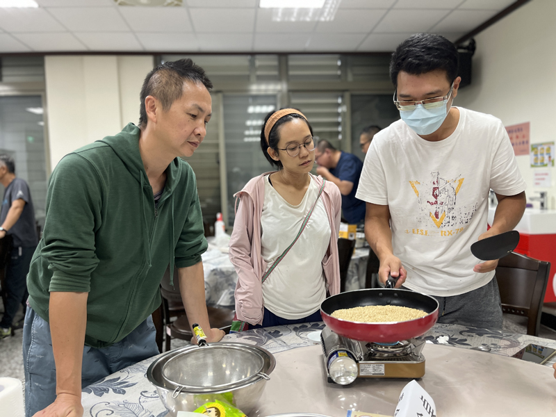 學員學習焙炒玄米及製作玄米茶包情形
