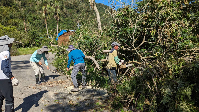 學員於見習農場協助災後復建工作