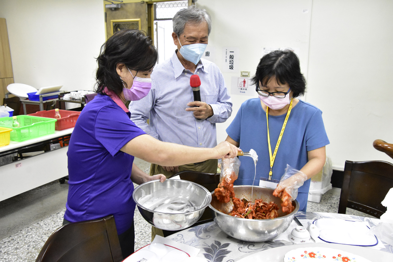 學員於農產品加工實作課程，動手製作泡菜。