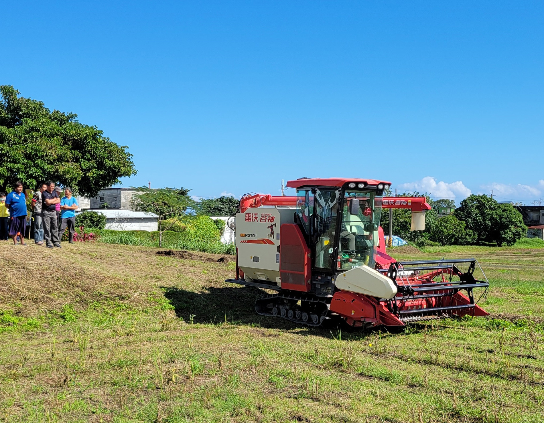 機械收穫田間示範