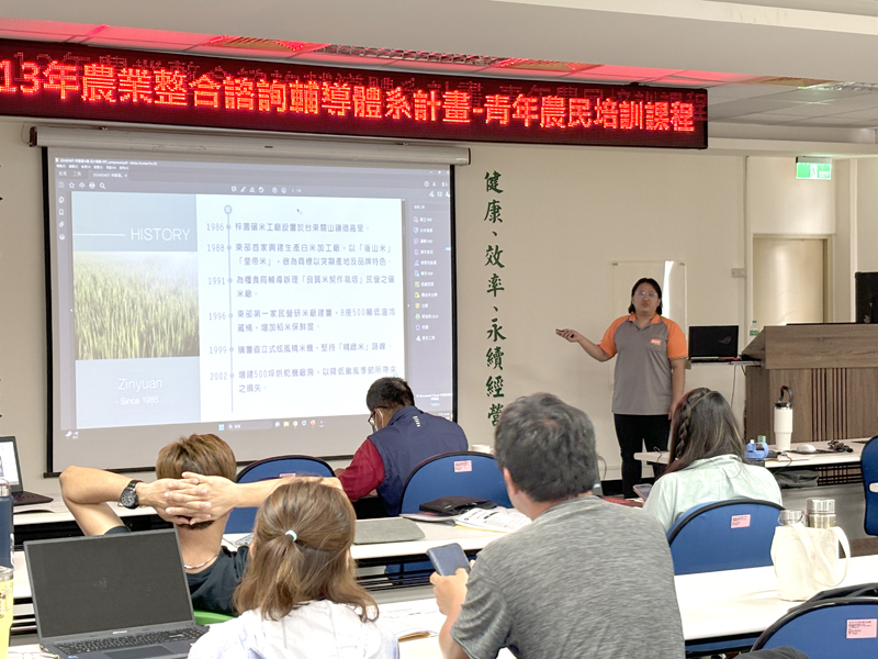 學員上臺進行簡報表達實務演練