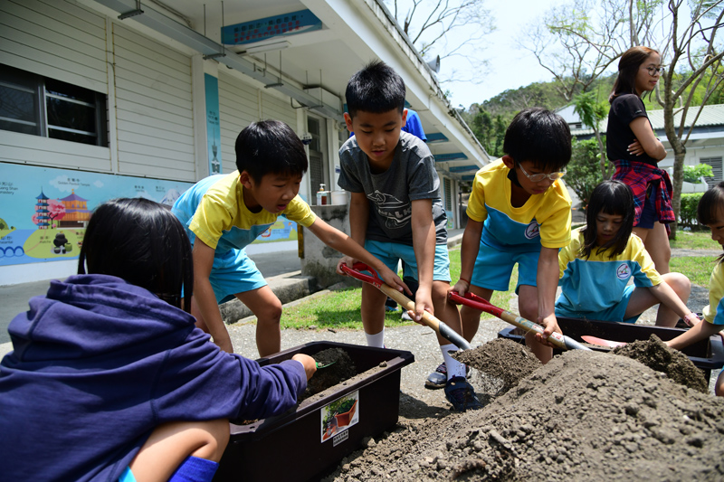 學生分組進行一般土壤與培養土混拌體驗