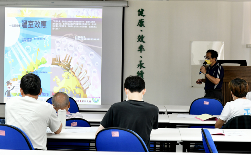 黃文益助理研究員介紹淨零排放政策